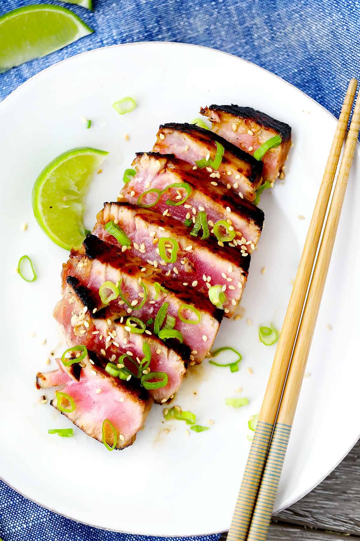 These seared ahi tuna steaks take only 6 minutes to make- they're healthy, crispy and seared on the outside, and medium-rare on the inside, and bursting with umami flavor! #TunaSteaks #AhiTuna